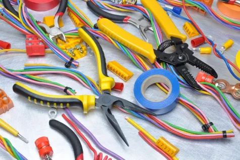 UEIT GLORIA DAMIAN PAPKA, Usługi elektryczne