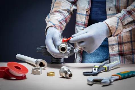 Facet od remontów, Hydraulik
